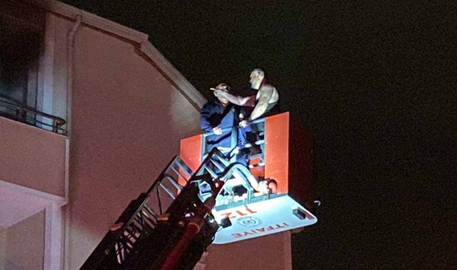 Faciadan dönüldü: Şarjlı süpürge patladı, meskende mahsur kalan şahsı itfaiye kurtardı