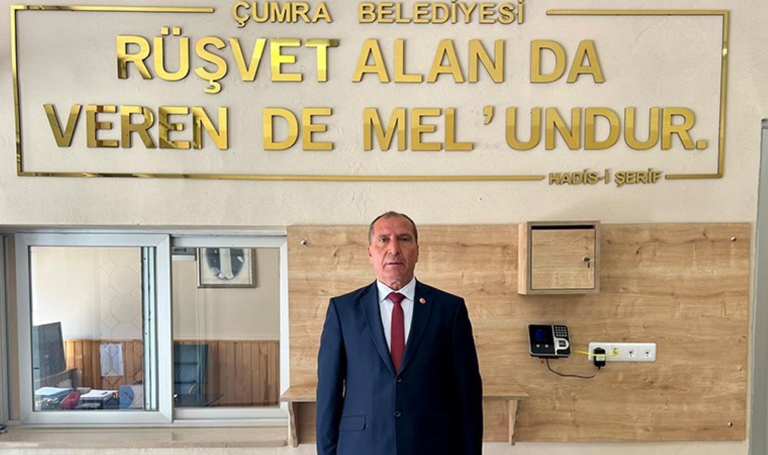 Fatih Erbakan paylaştı: Yine Refah Partili belediyelerin girişine ‘hadis’ asıldı