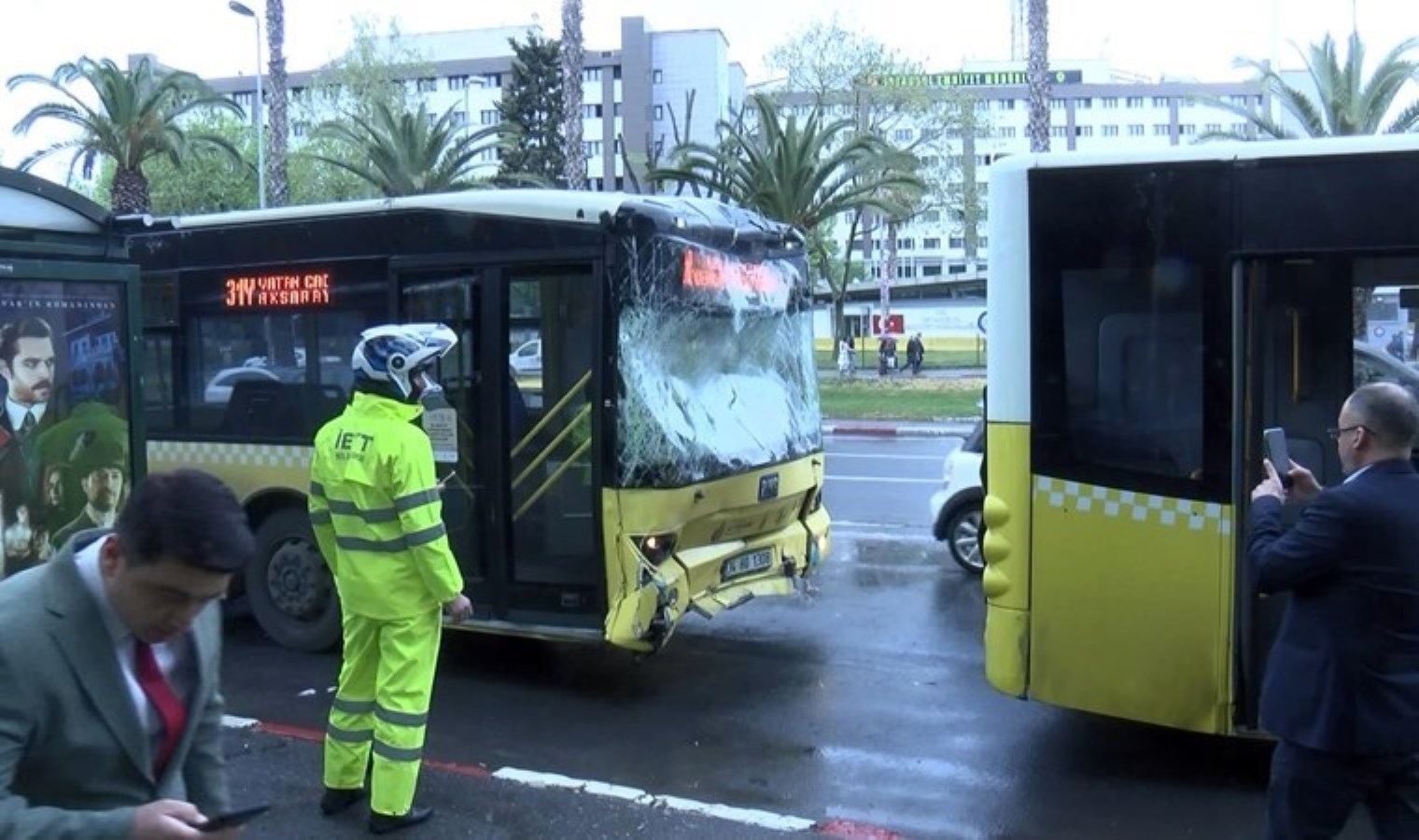 Fatih’te iki İETT otobüsü çarpıştı: Yaralılar var!