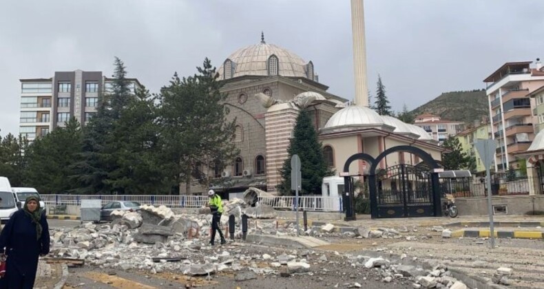 Fırtınaya dayanamayan cami minareleri yıkıldı