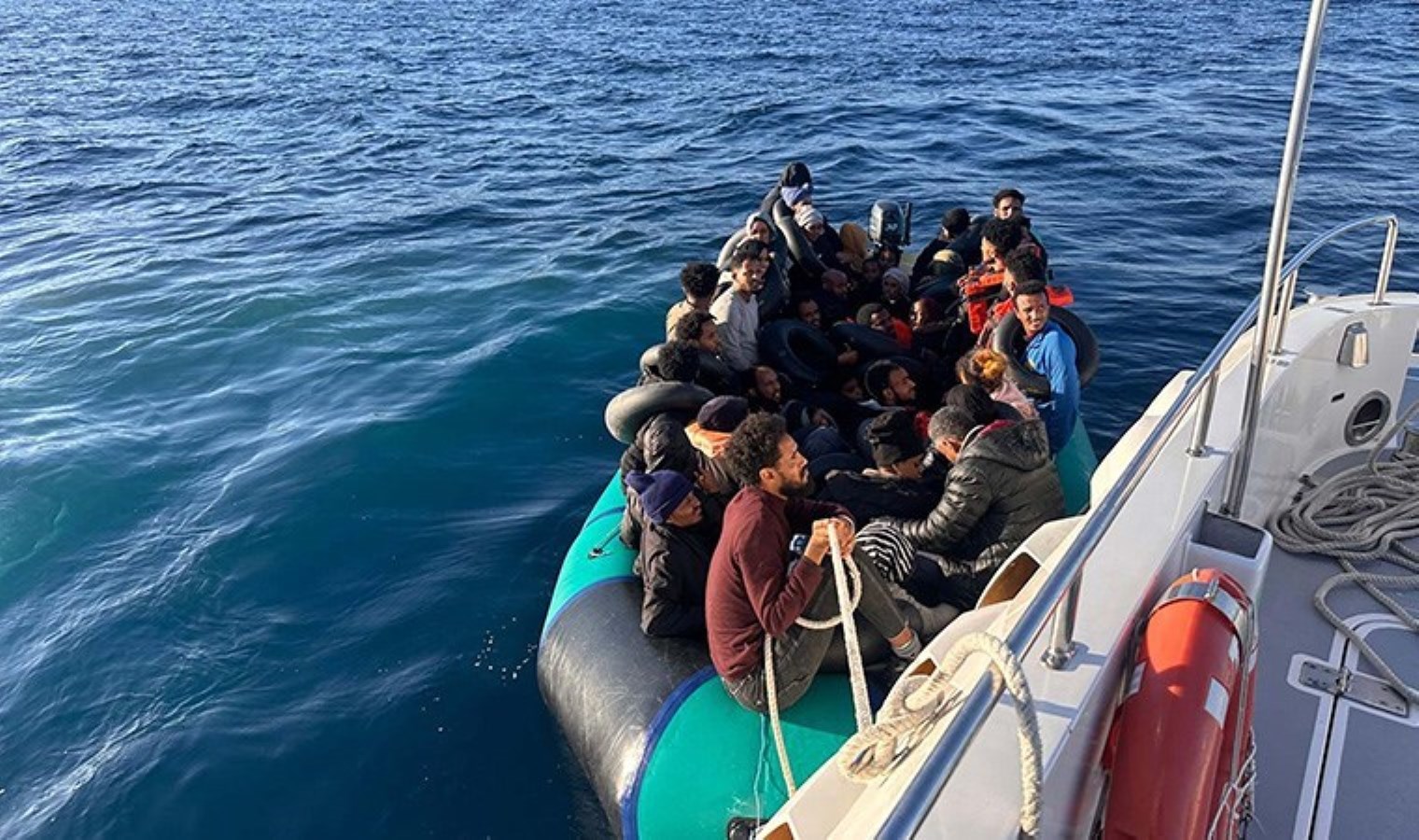 Foça’da 6’sı çocuk 57 kaçak göçmen yakalandı