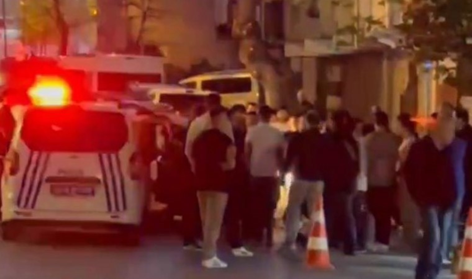 Gaziosmanpaşa’da dehşet anları: Kıraathanede tartıştılar, sokakta tekme tokat darbettiler!