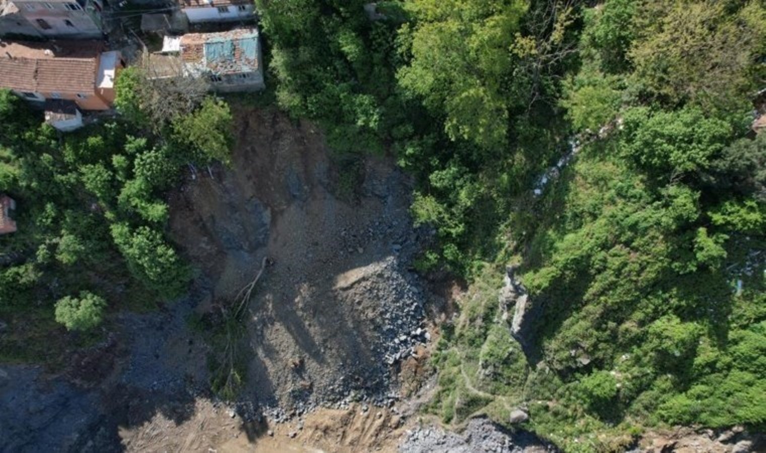 Gaziosmanpaşa’daki heyelan bölgesi havadan görüntülendi