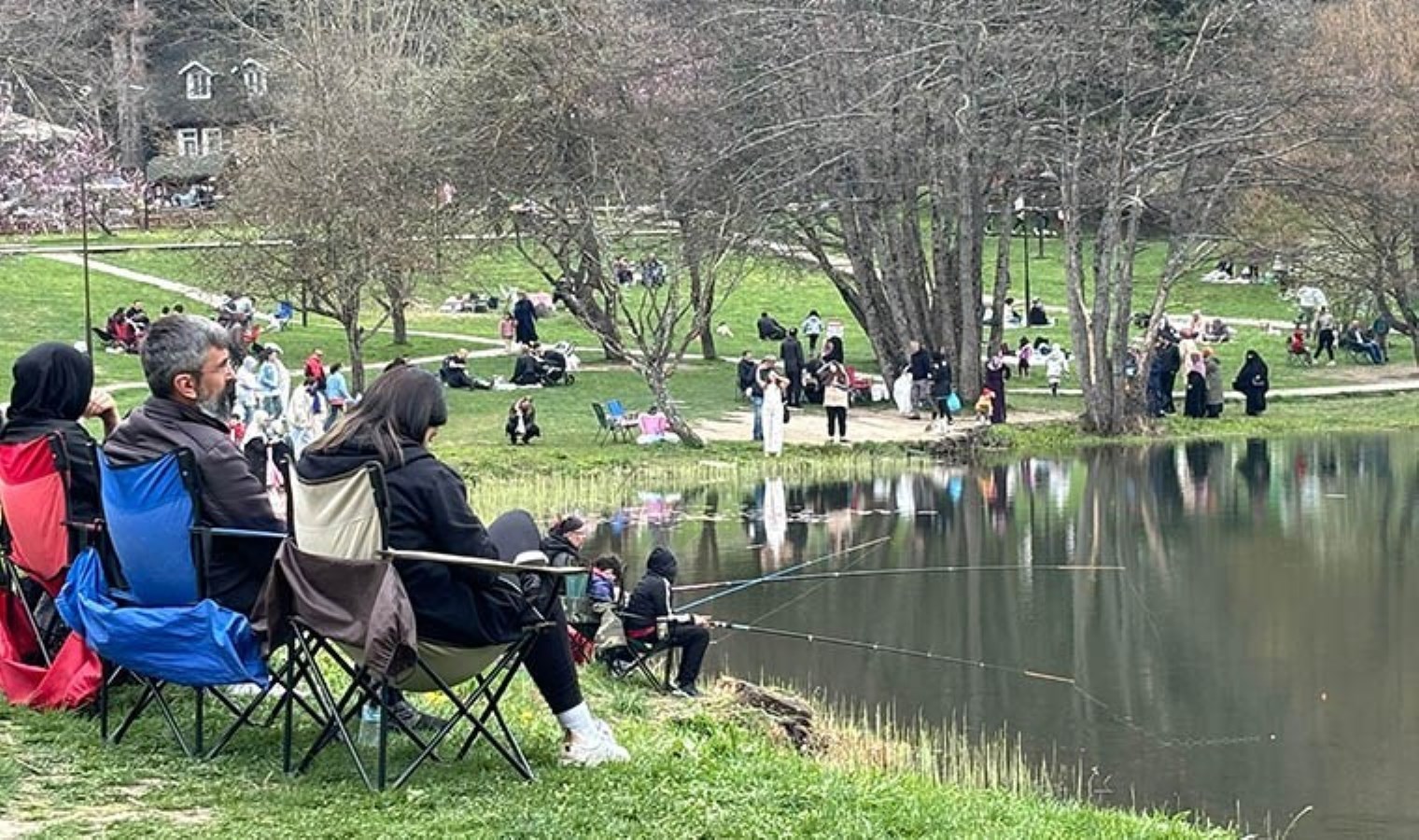 Girişte kuyruk oluştu: Bayram tatilinde Gölcük’e akın ettiler!