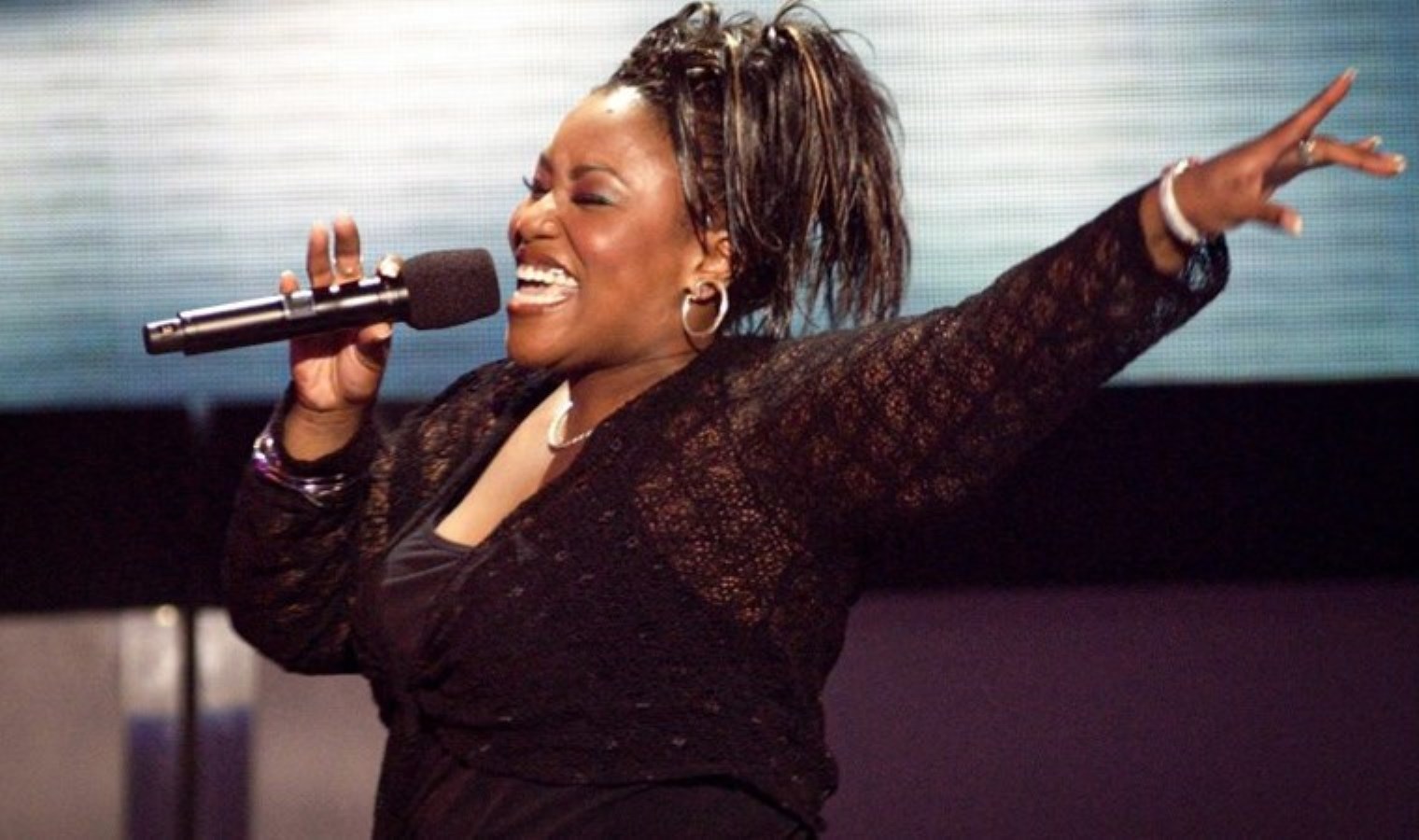 Grammy ödüllü müzikçi Mandisa Lynn Hundley hayatını kaybetti