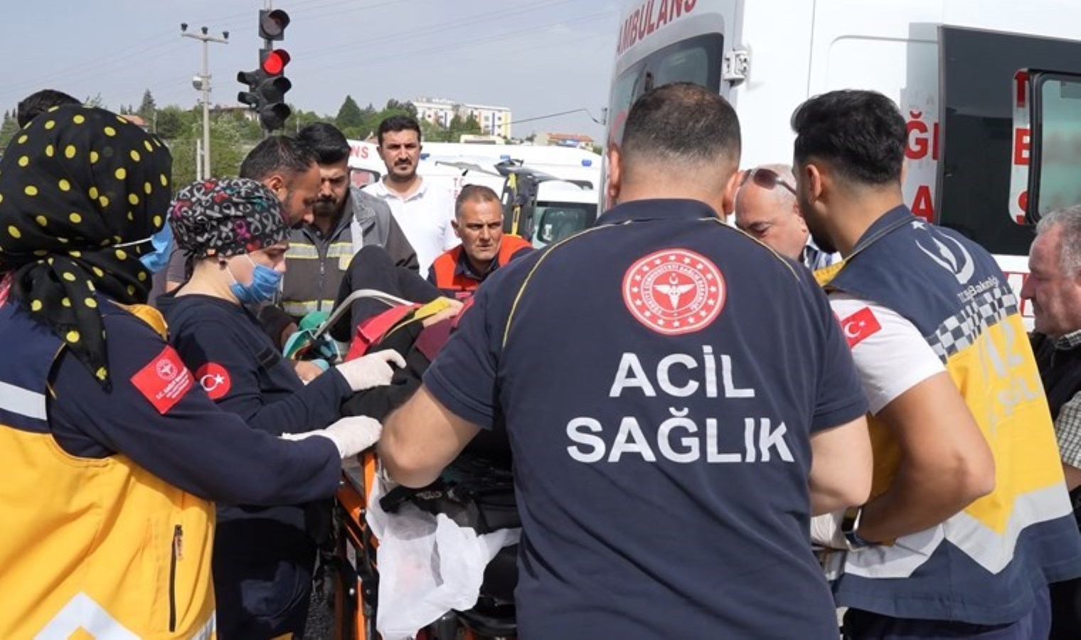 Hafif ticari araç ’evde sıhhat hizmeti’ aracıyla çarpıştı: 6 yaralı