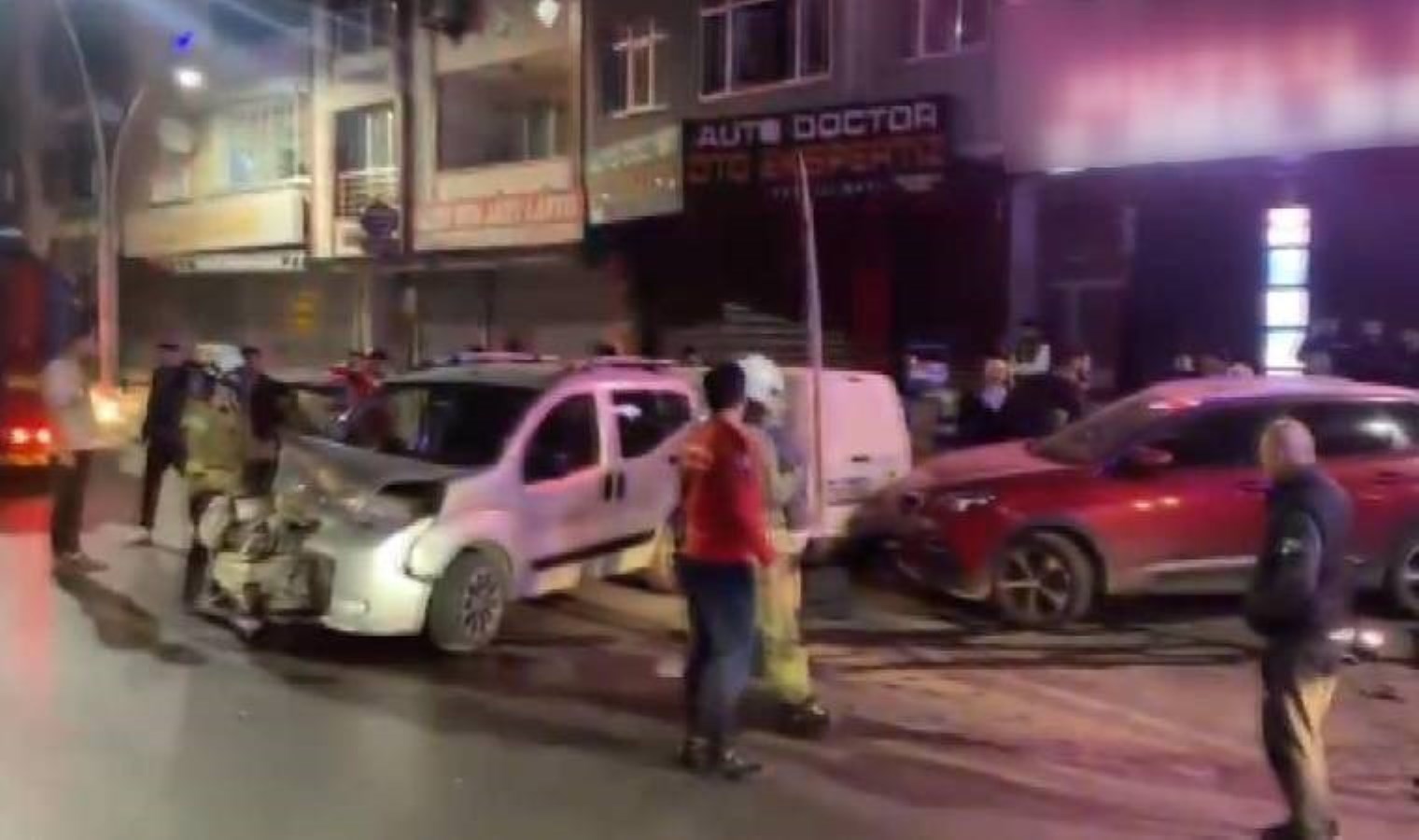 Hafif ticari araç park halindeki arabaya çarptı: Yaralılar var!