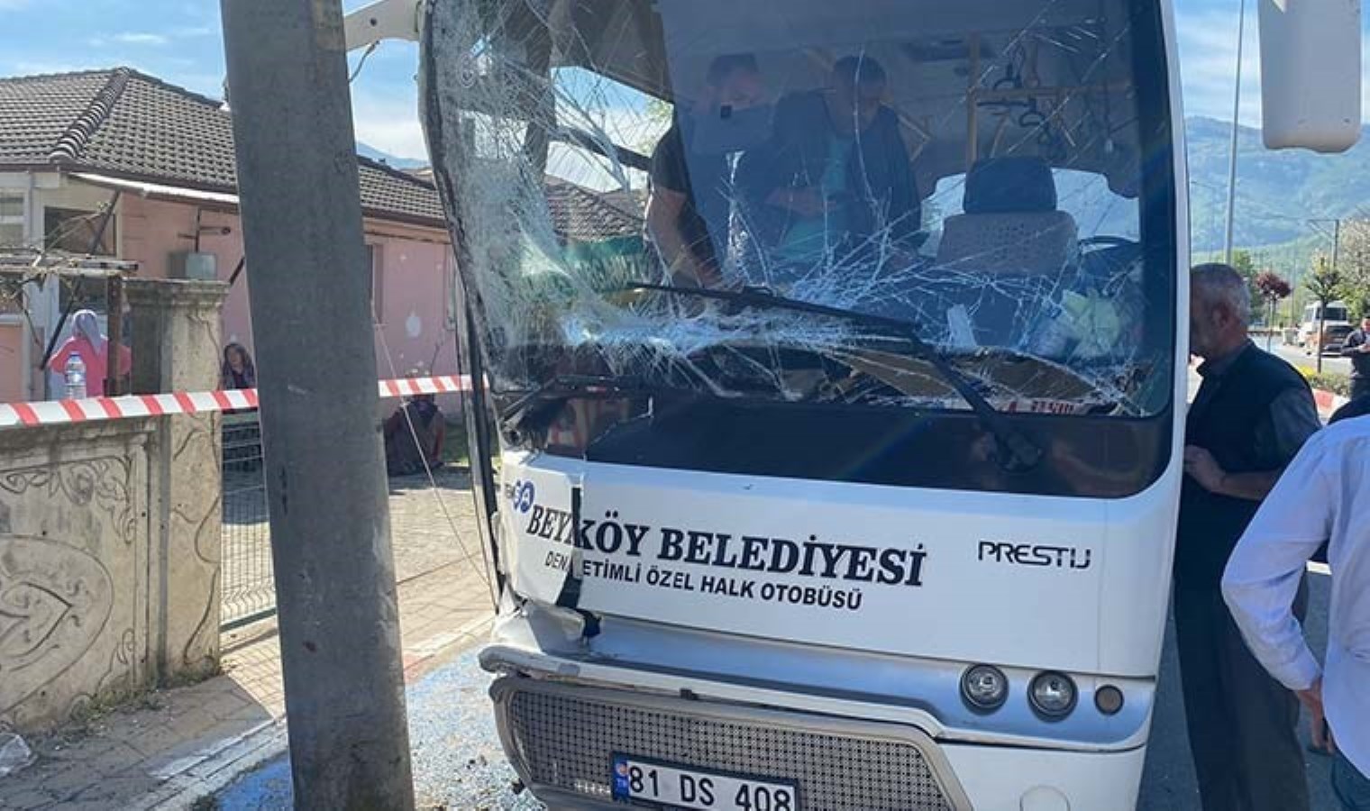 Halk otobüsü direğe çarptı… 12 kişi yaralandı!