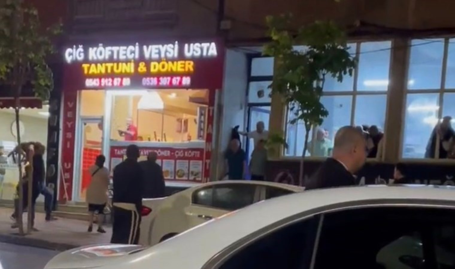 Hesap hengamesi… Sandalyeler havada uçuştu: 2 yaralı