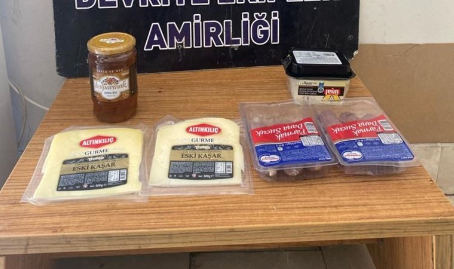 Hırsızın üzerinden sucuk ve peynir çıktı