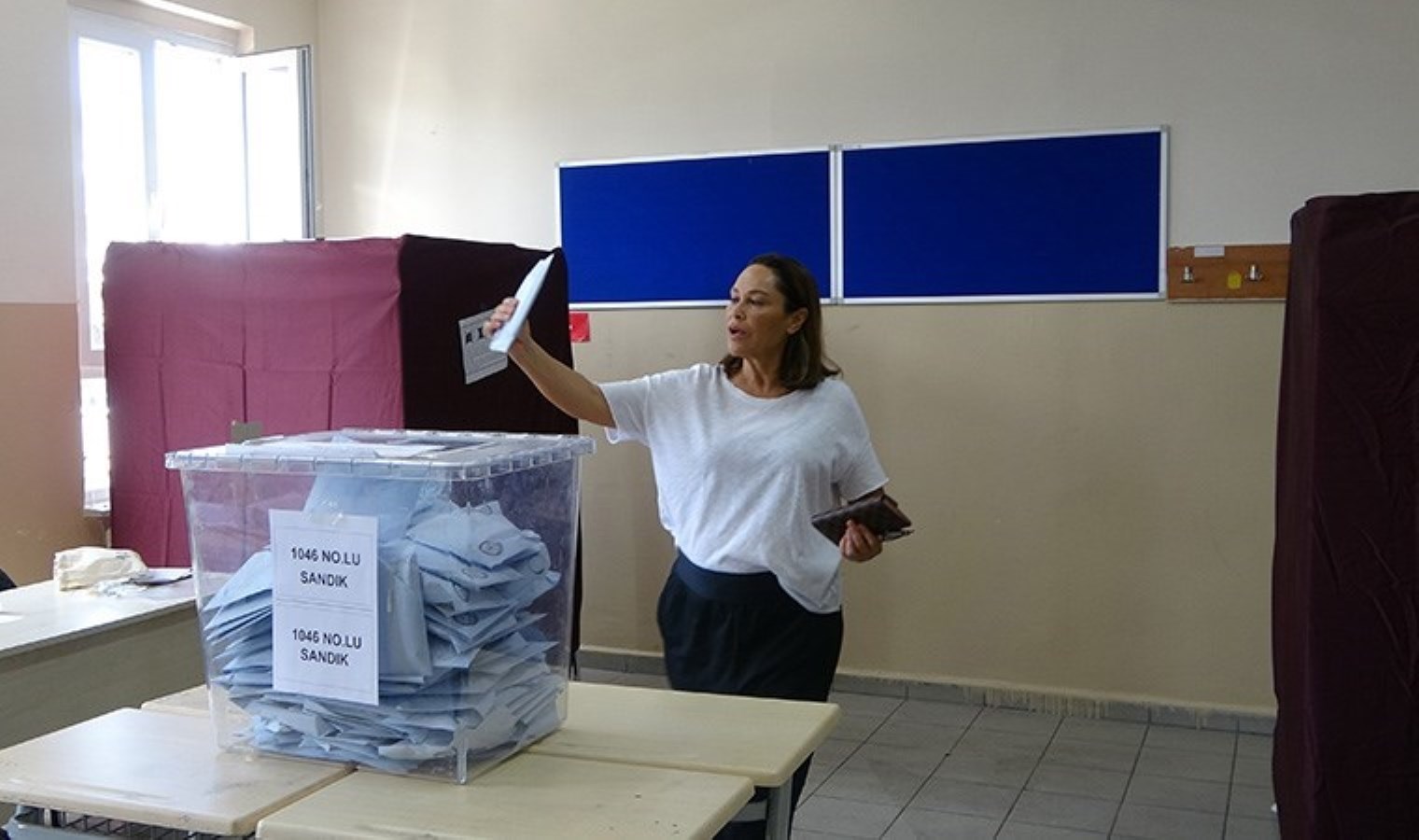 Hülya Avşar oyunu kullandı: Beşiktaş tezahüratına eşlik etti