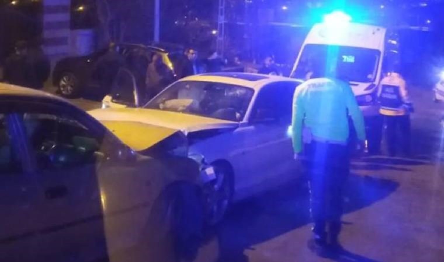 İki araba baş başa çarpıştı: Yaralılar var!