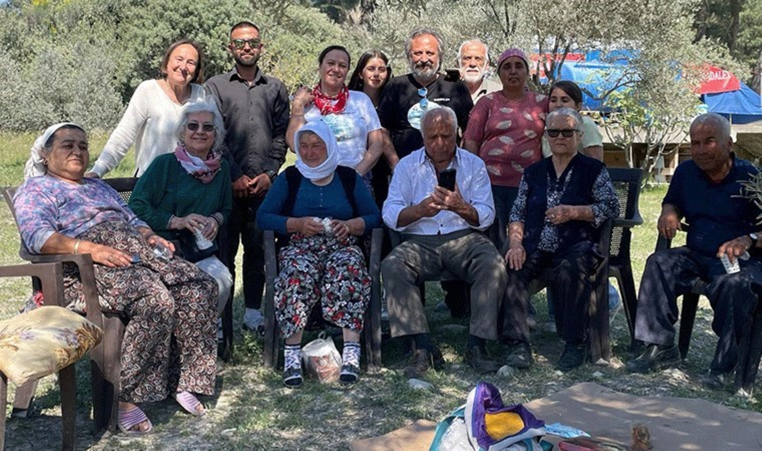 İkizköylüler ve yurttaşlar bir ortaya geldi: Nöbet alanında bayramlaşma