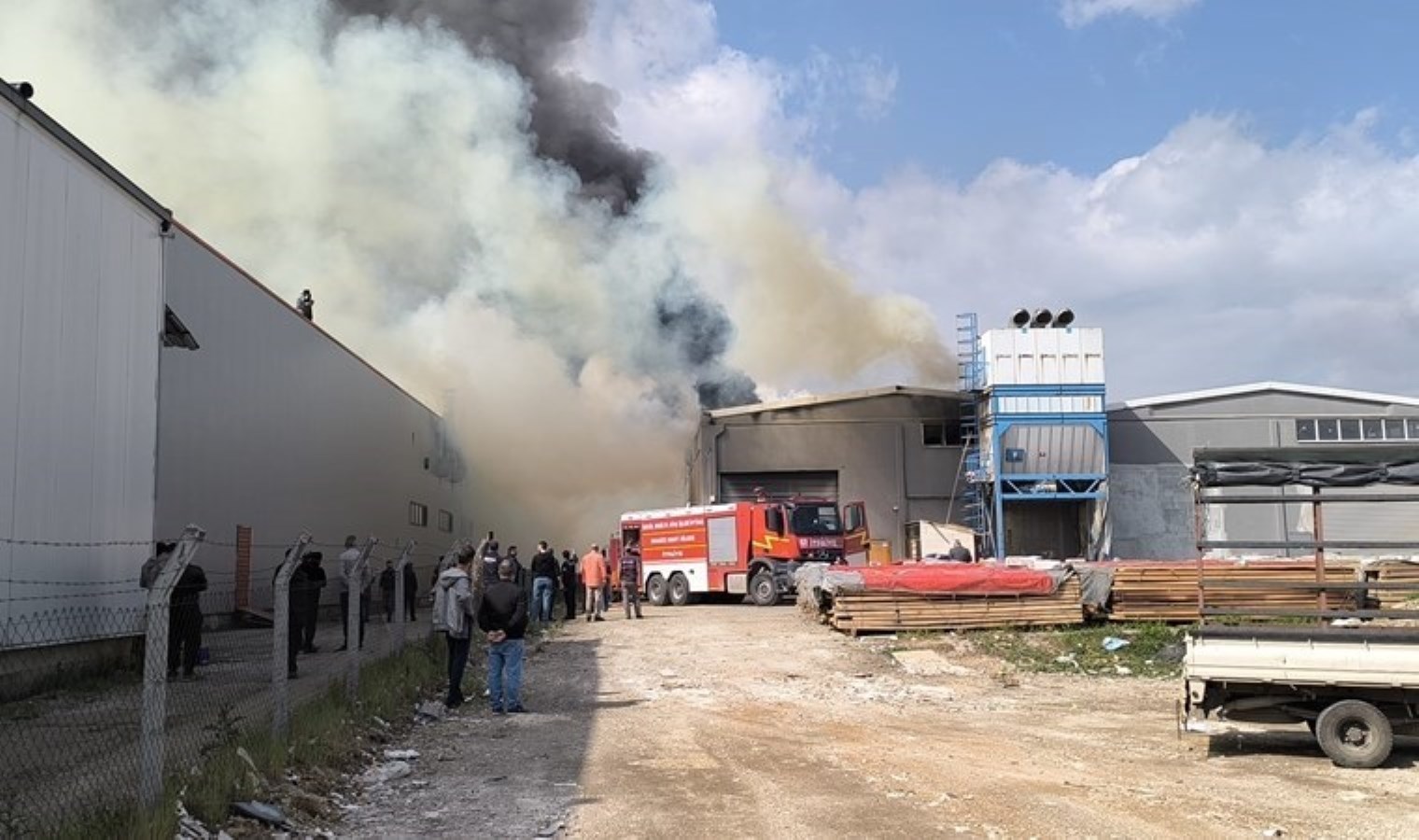 İnegöl’de mobilya fabrikasında yangın!