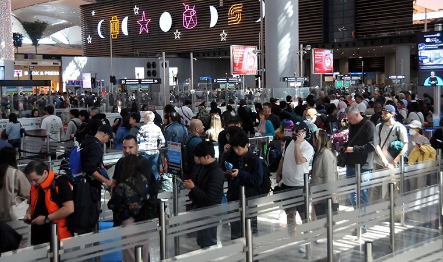 İstanbul Havalimanı’nda bayram tatili yoğunluğu: ‘Bilet bulmakta zorluk yaşadık’