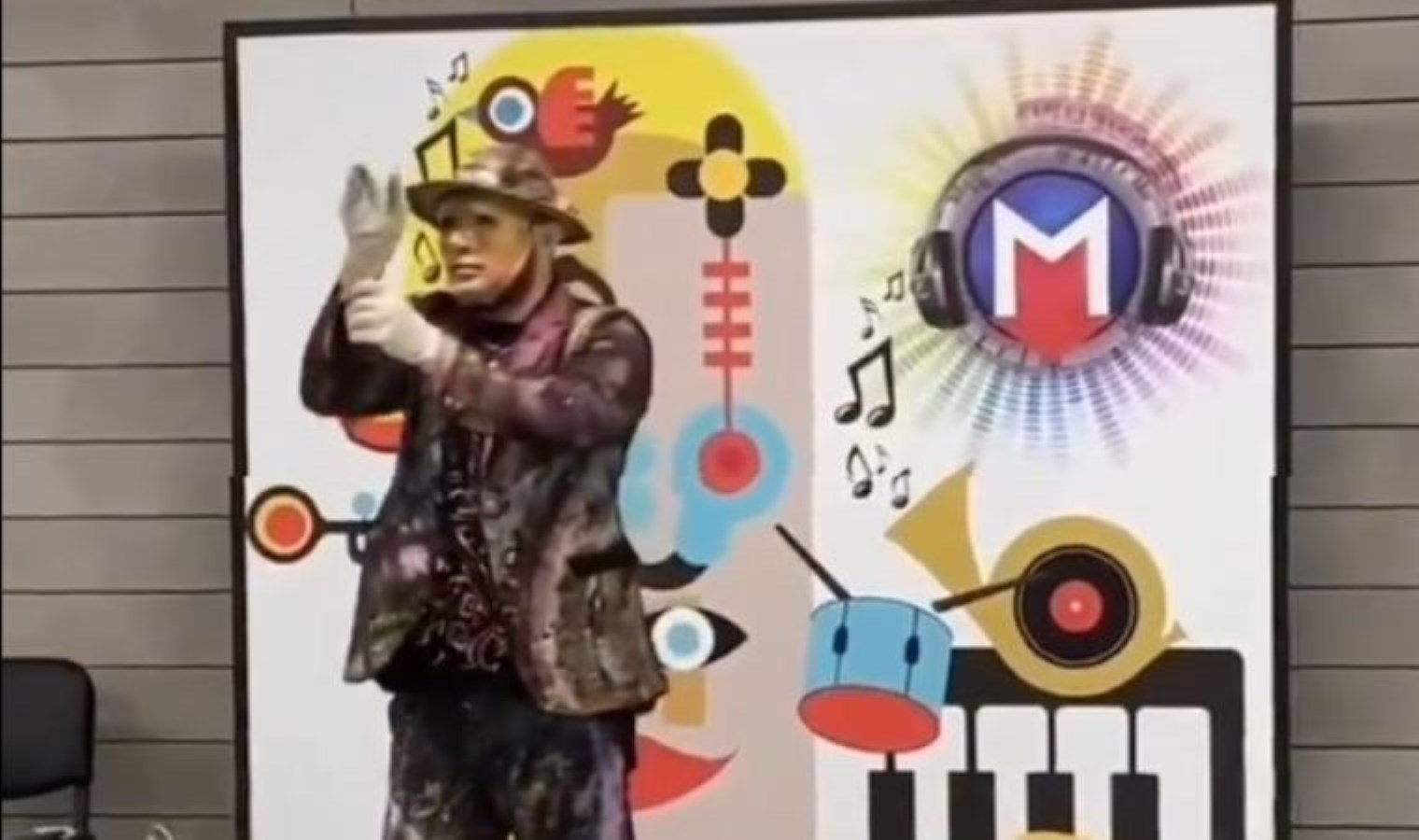 İstanbul metrolarında ‘pandomim’ gösterisi