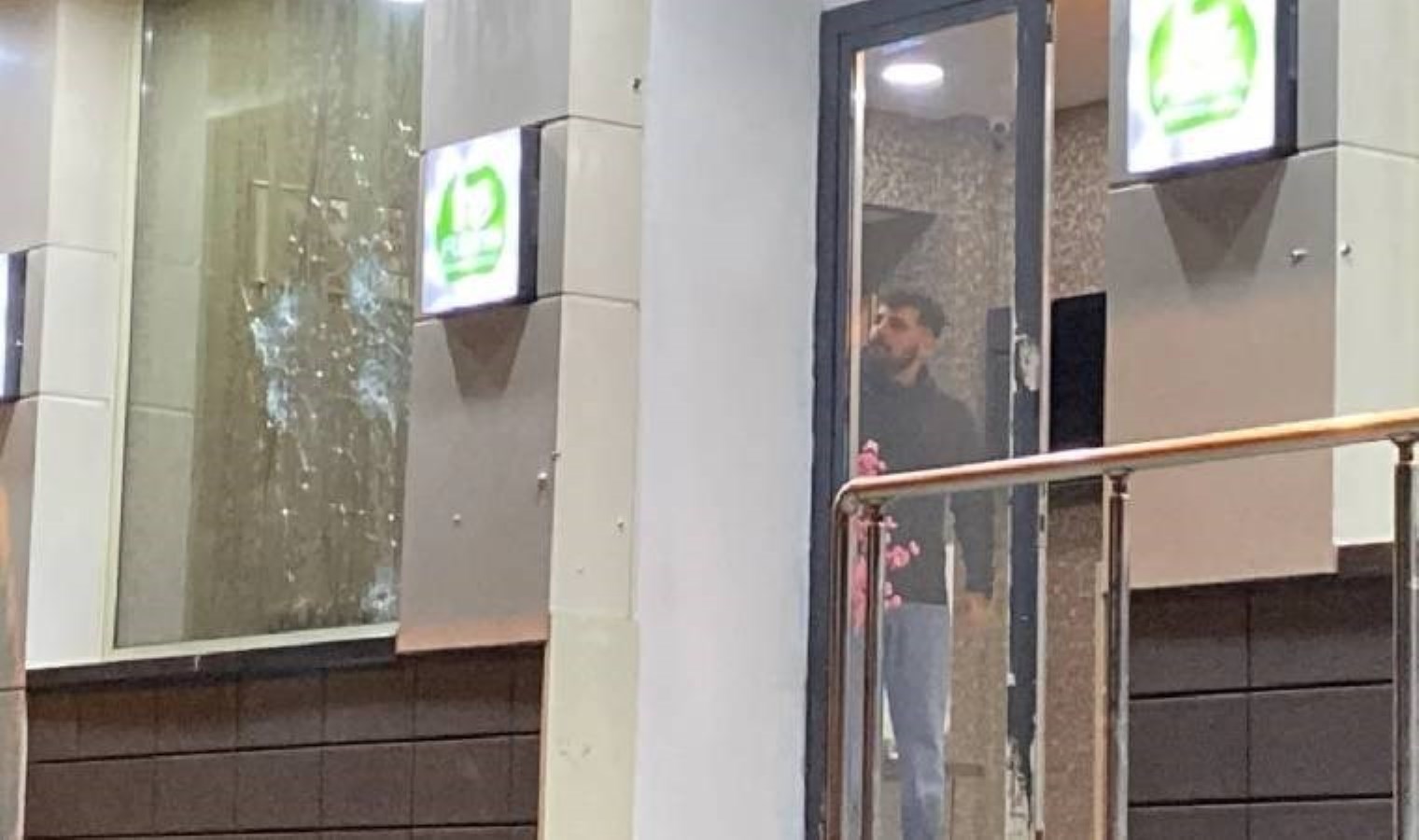 İstanbul’da otele silahlı taarruz: Kurşunlar metrobüse de isabet etti!