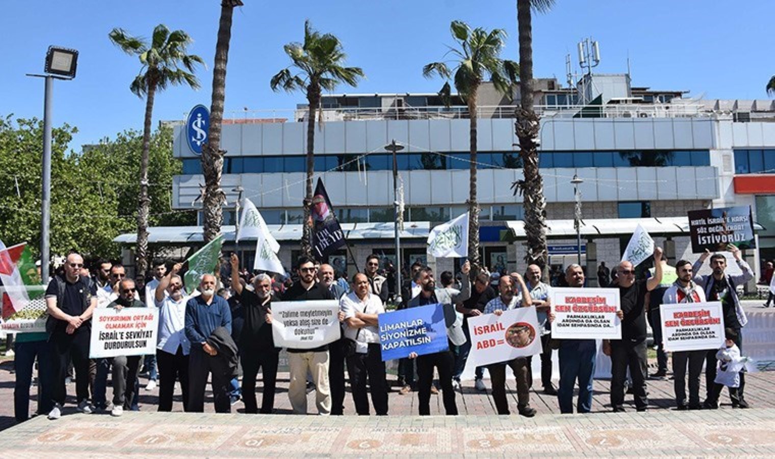 İzmir’de ‘İsrail’ protestosu: ‘Çocuklar ölüyor devletler uyuyor’