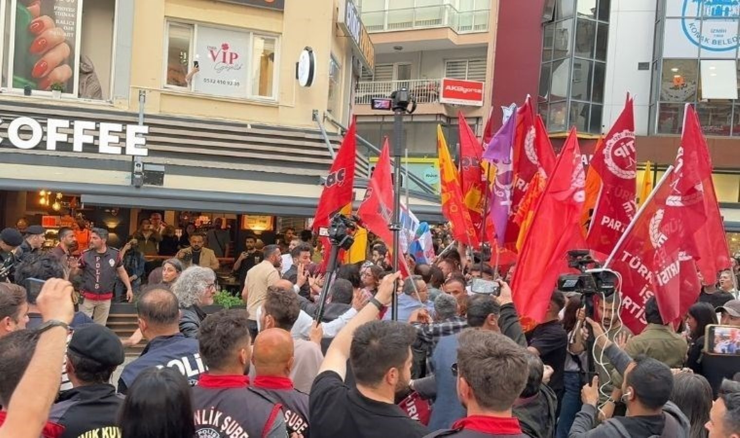 İzmir’de Van protestosuna polis manisi