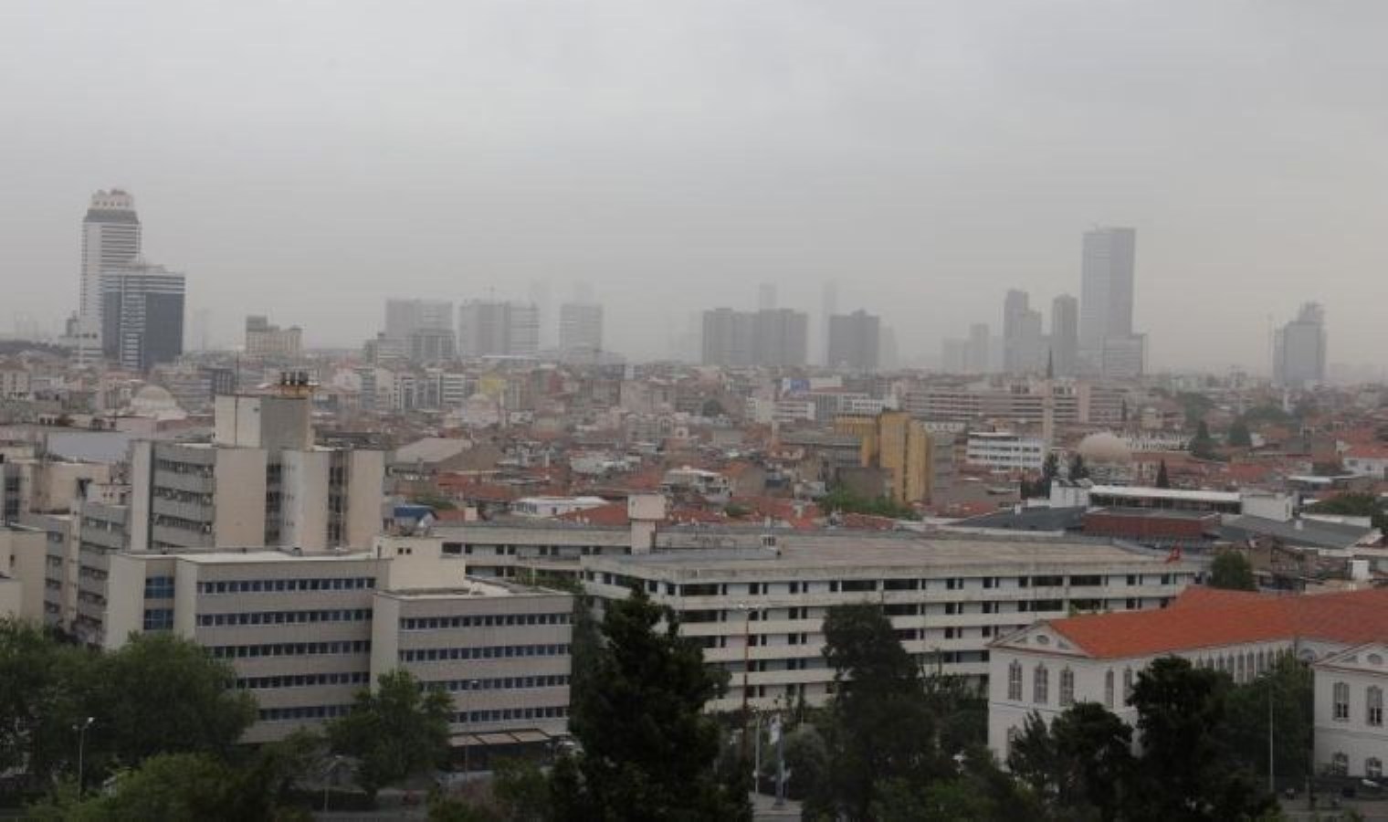 İzmir’e çöl tozu bulutu çöktü: Göz gözü görmedi!