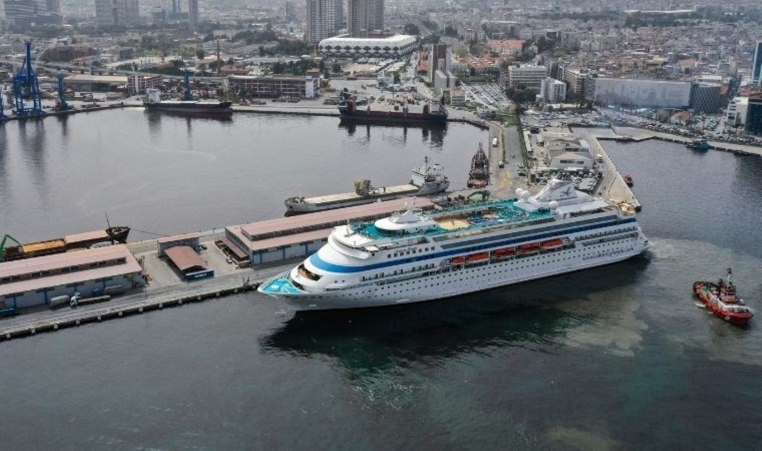 İzmir’e dönemin birinci kruvaziyeri geldi