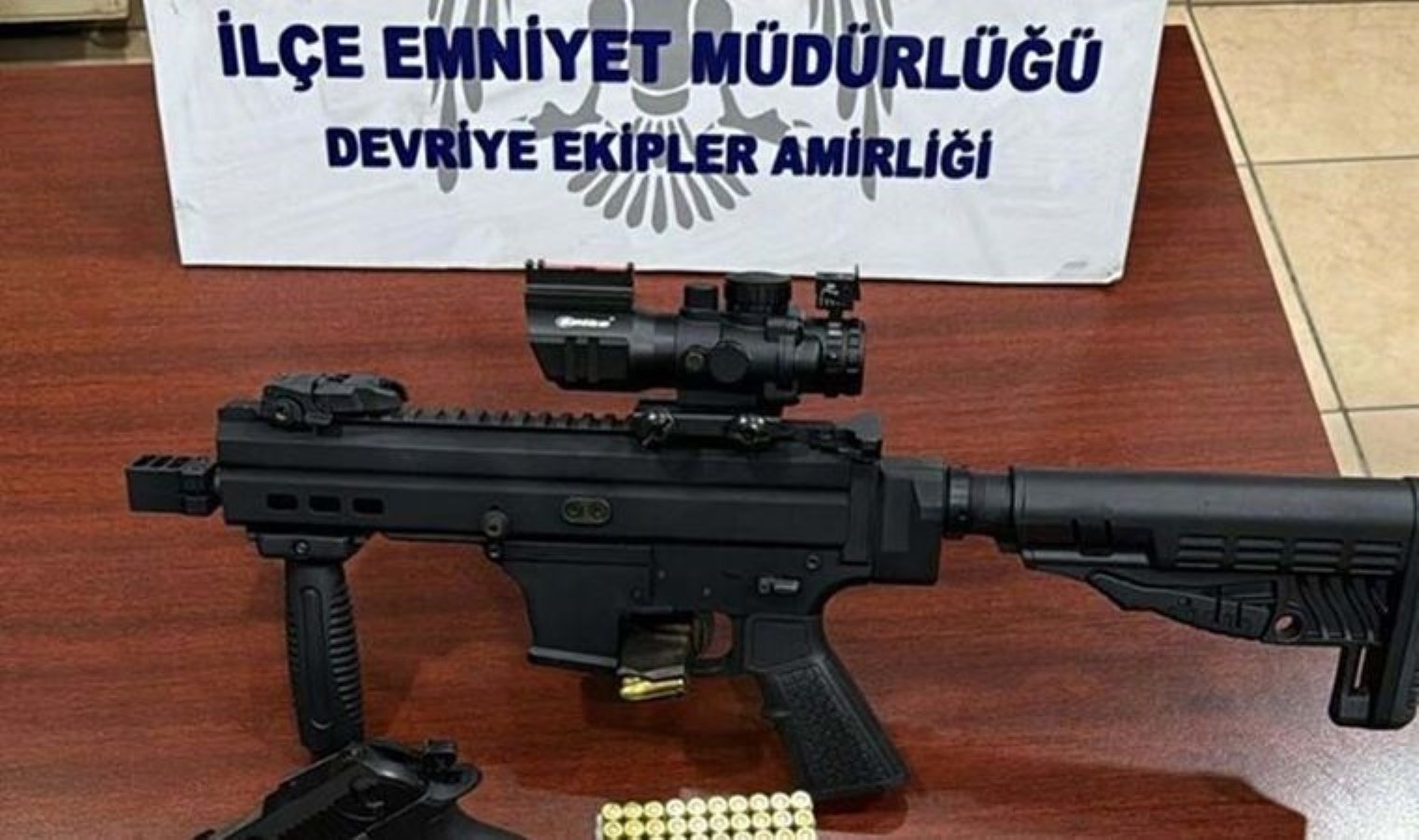 KADES ihbarına giden polis, uzun namlulu ve dürbünlü tabanca ele geçirdi