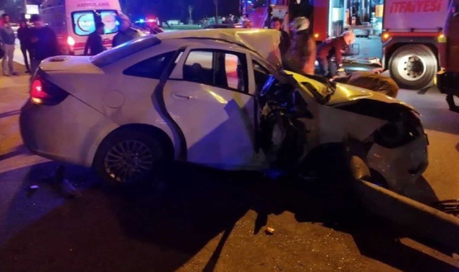 Kadıköy’de denetimden çıkan araba direğe çarptı: 3 yaralı