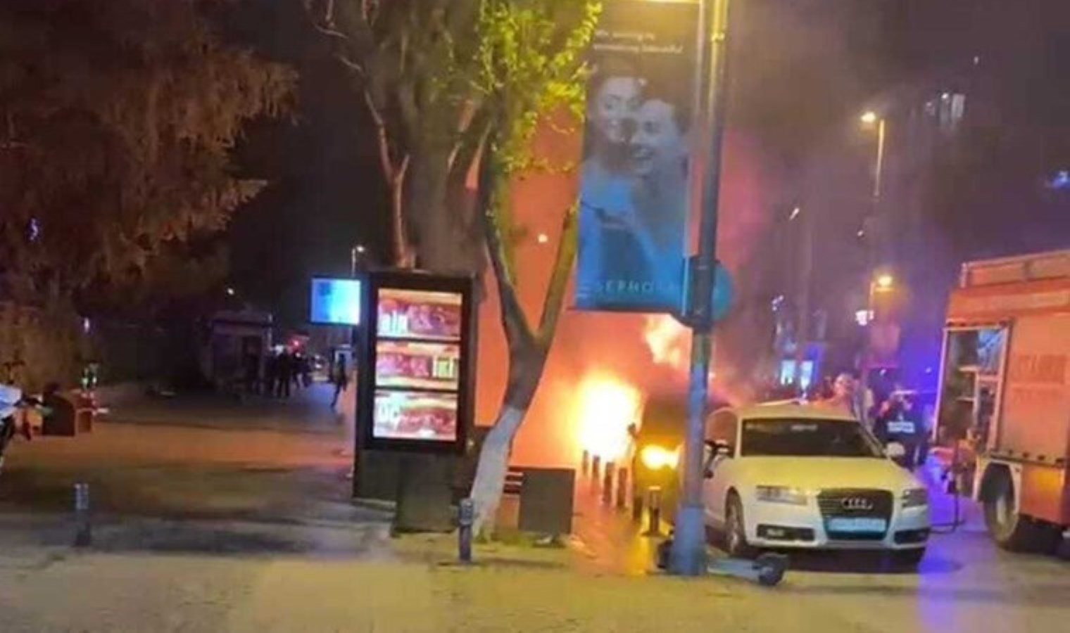 Kadıköy’de park halindeki 2 araba alev alev yandı