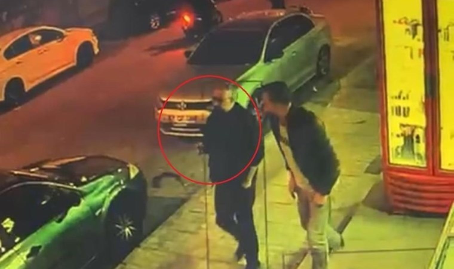 Kahvehaneye ateş açtılar… Müşteri çayını alıp dışarıda içti