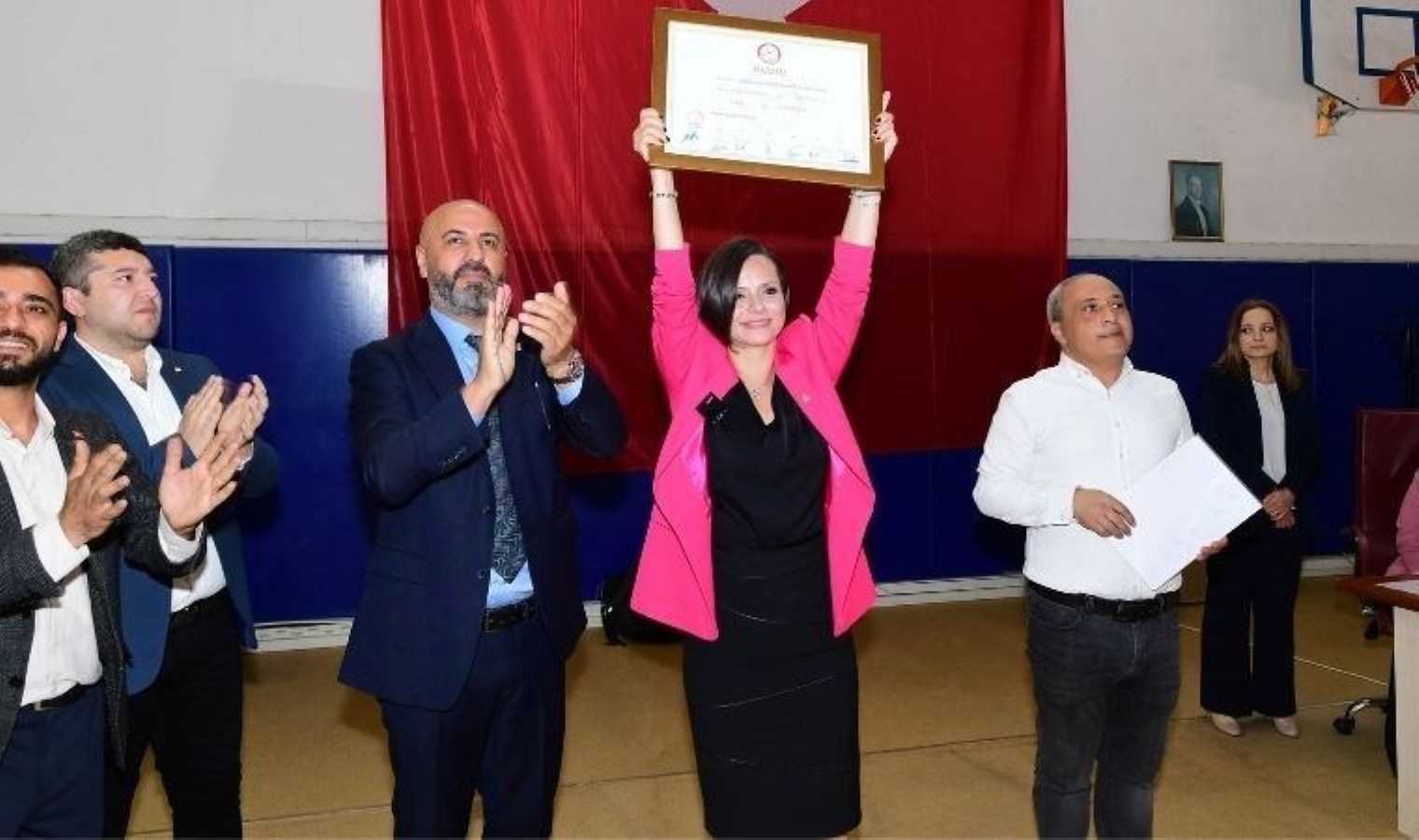 Karabağlar’da lider seçilen CHP’li Kınay mazbatasını aldı