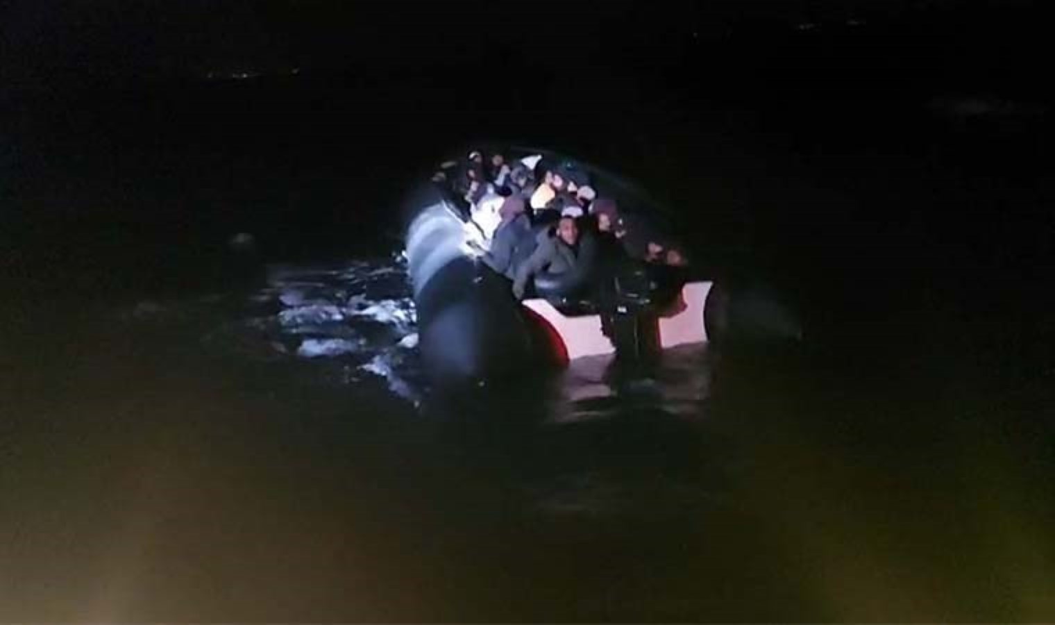 Karaburun açıklarında 1’i çocuk 38 sistemsiz göçmen kurtarıldı