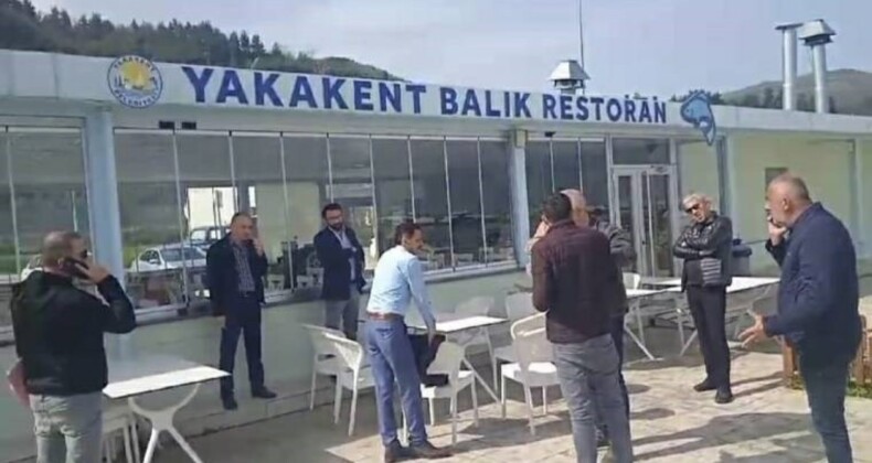 Kaybeden lider masa sandalyeleri topladı