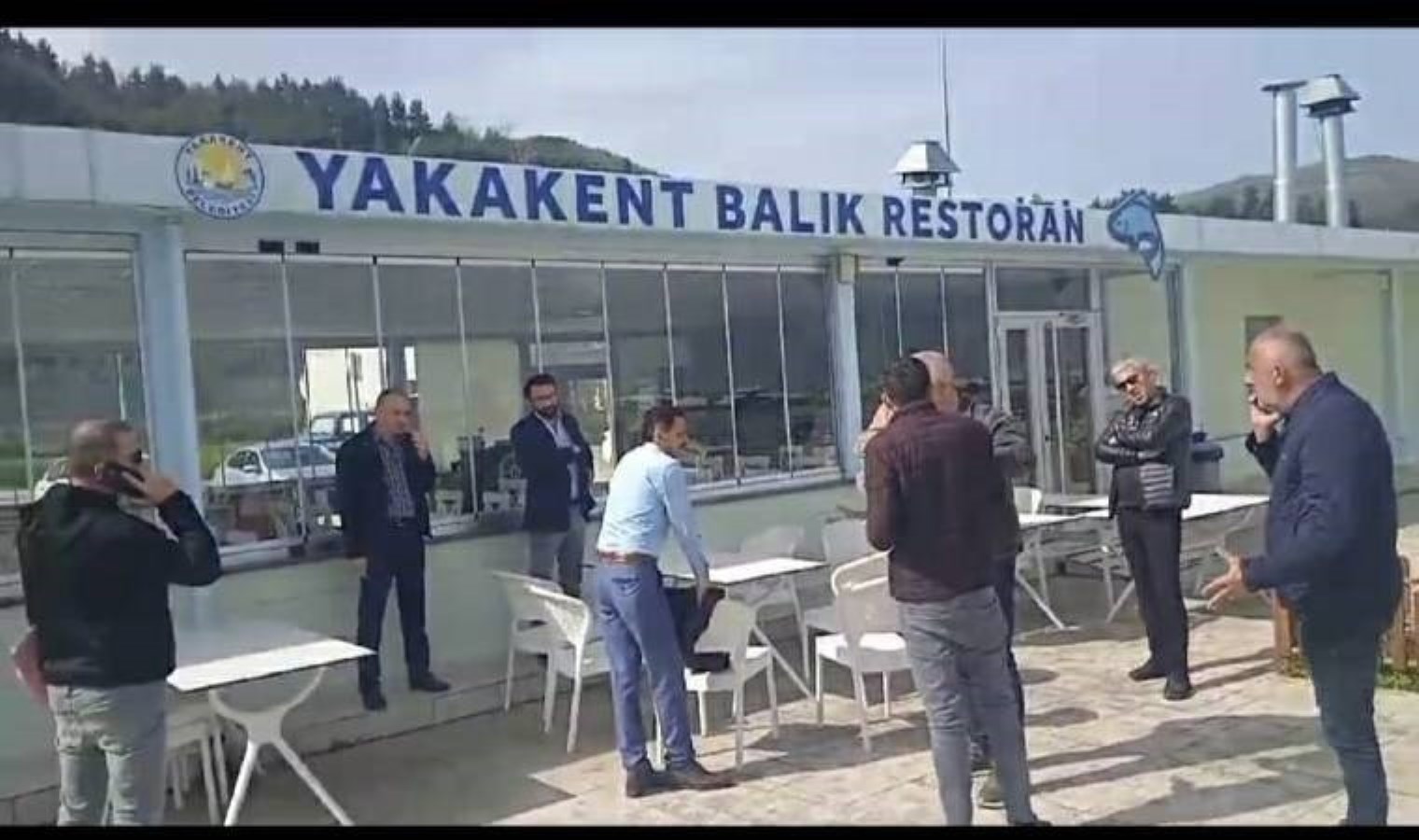 Kaybeden lider masa sandalyeleri topladı