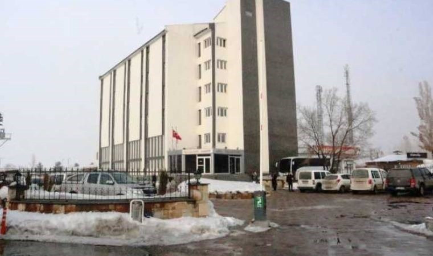 Kayyum baskısı devam ediyor: Ağrı’da belediyenin hesaplarına el koyuldu, iş makineleri geri alındı ve 183 emekçi geri çekildi argümanı