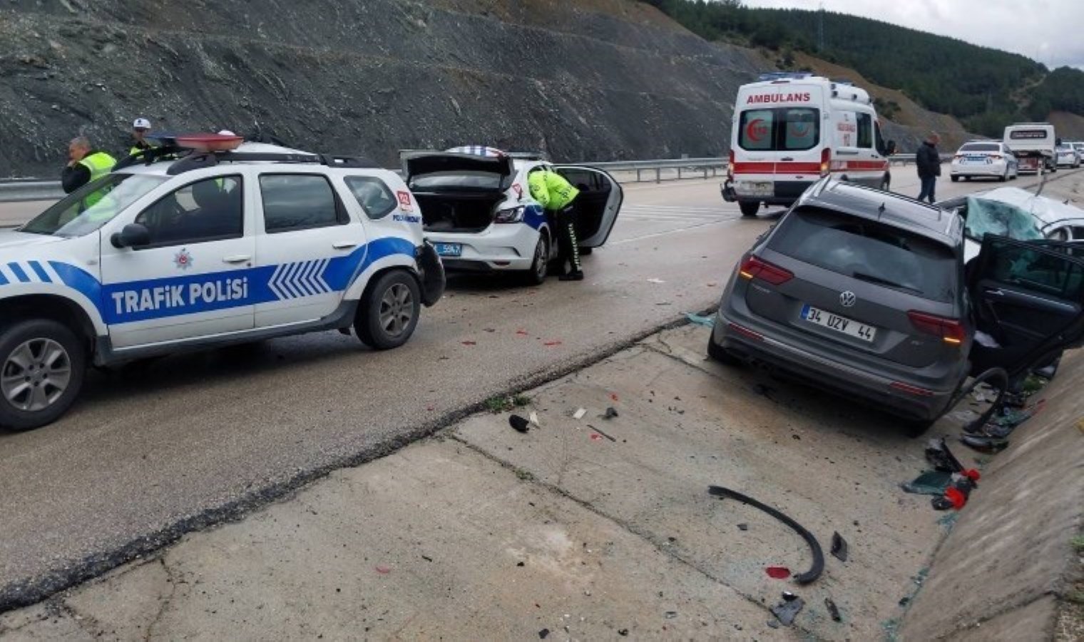 Kaza yerindeki ambulans ve polis araçlarına araba çarptı: 1’i bebek 10 yaralı!