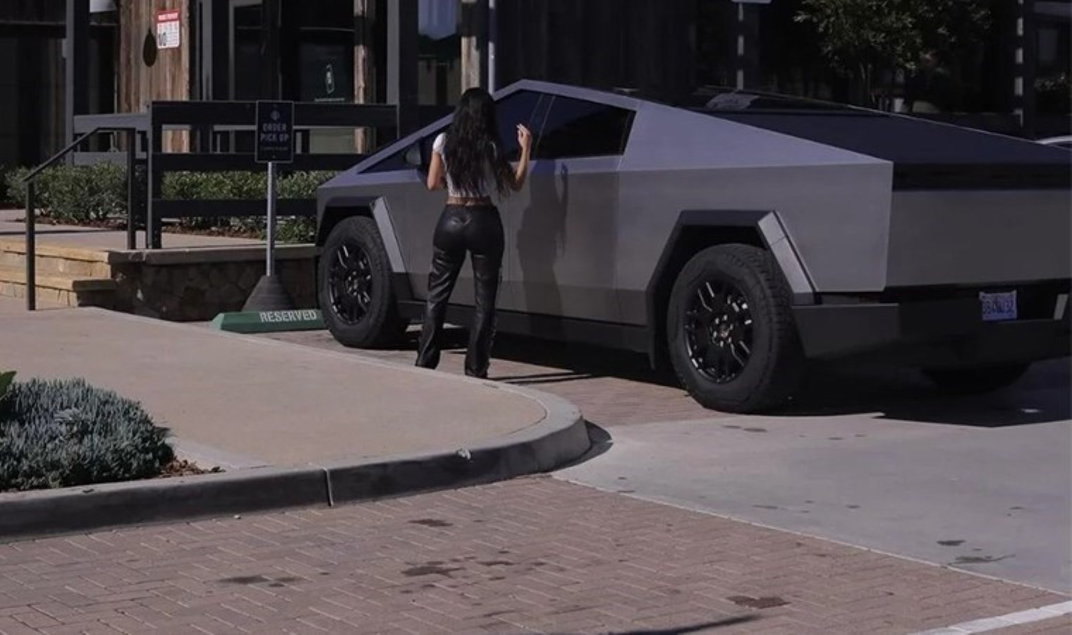 Kim Kardashian 100 bin dolarlık Tesla Cybertruck ile kahve almaya gitti