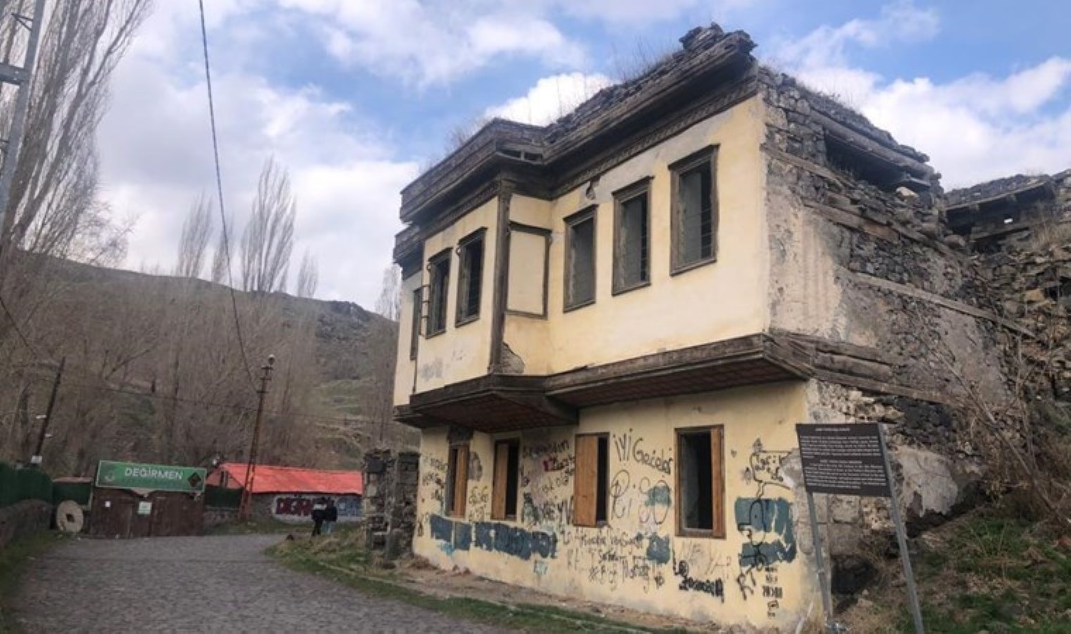 Kime ilişkin olduğu bilinmiyor: Tarihi konak yıkılmak üzere