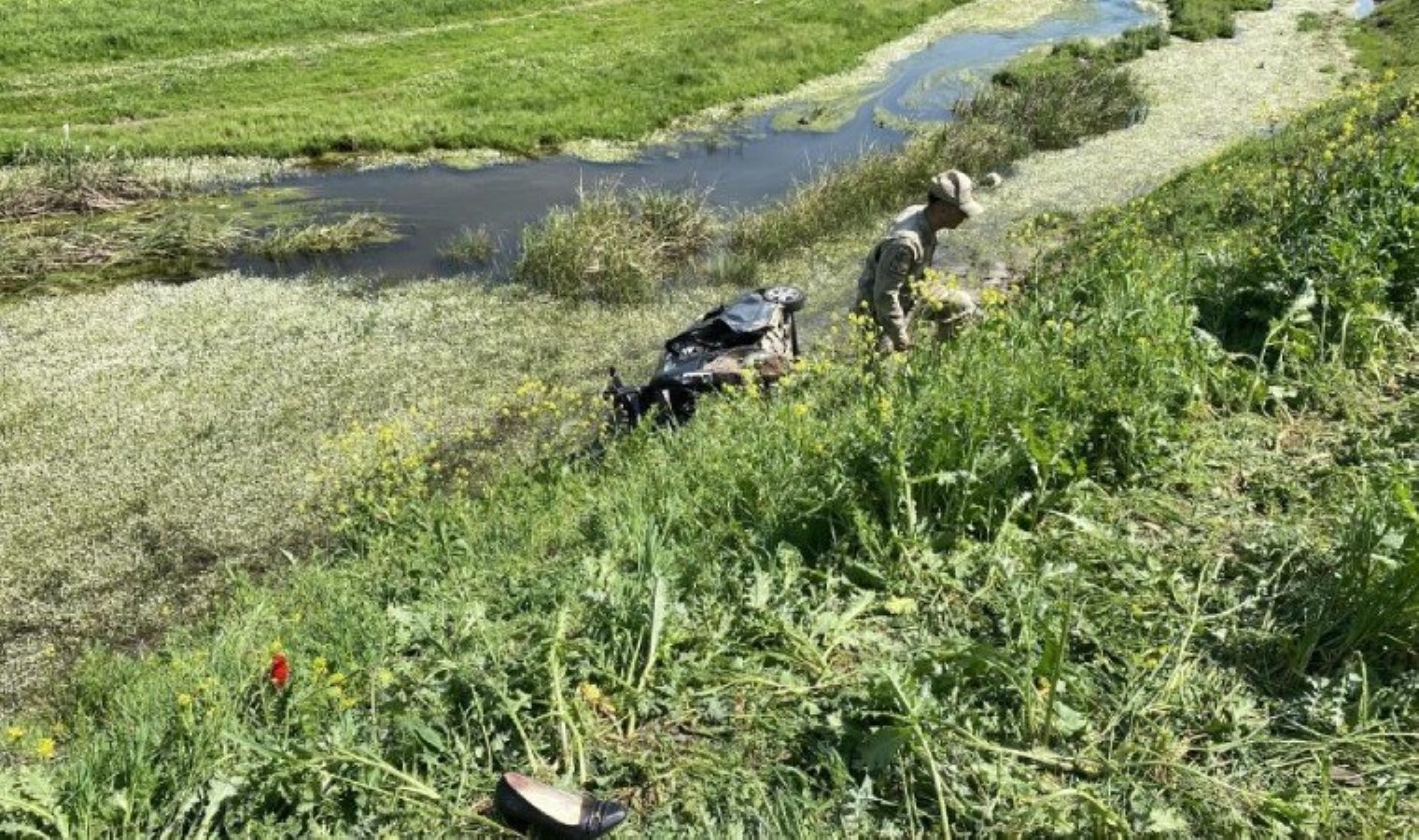 Kınaya giden ailenin aracı dereye uçtu: Yaralılar var!