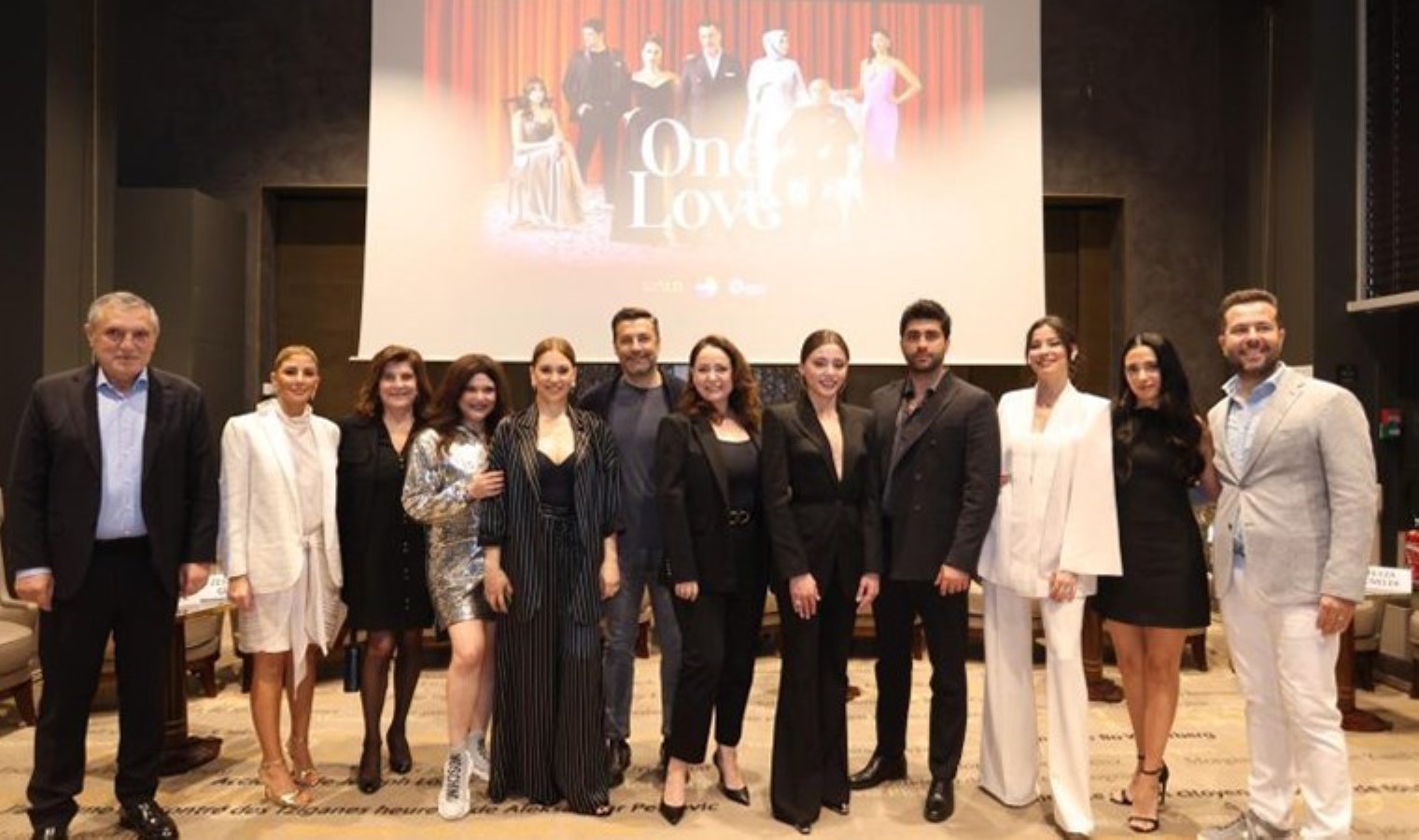 Kızılcık Şerbeti grubu Cannes’da kutlama yaptı