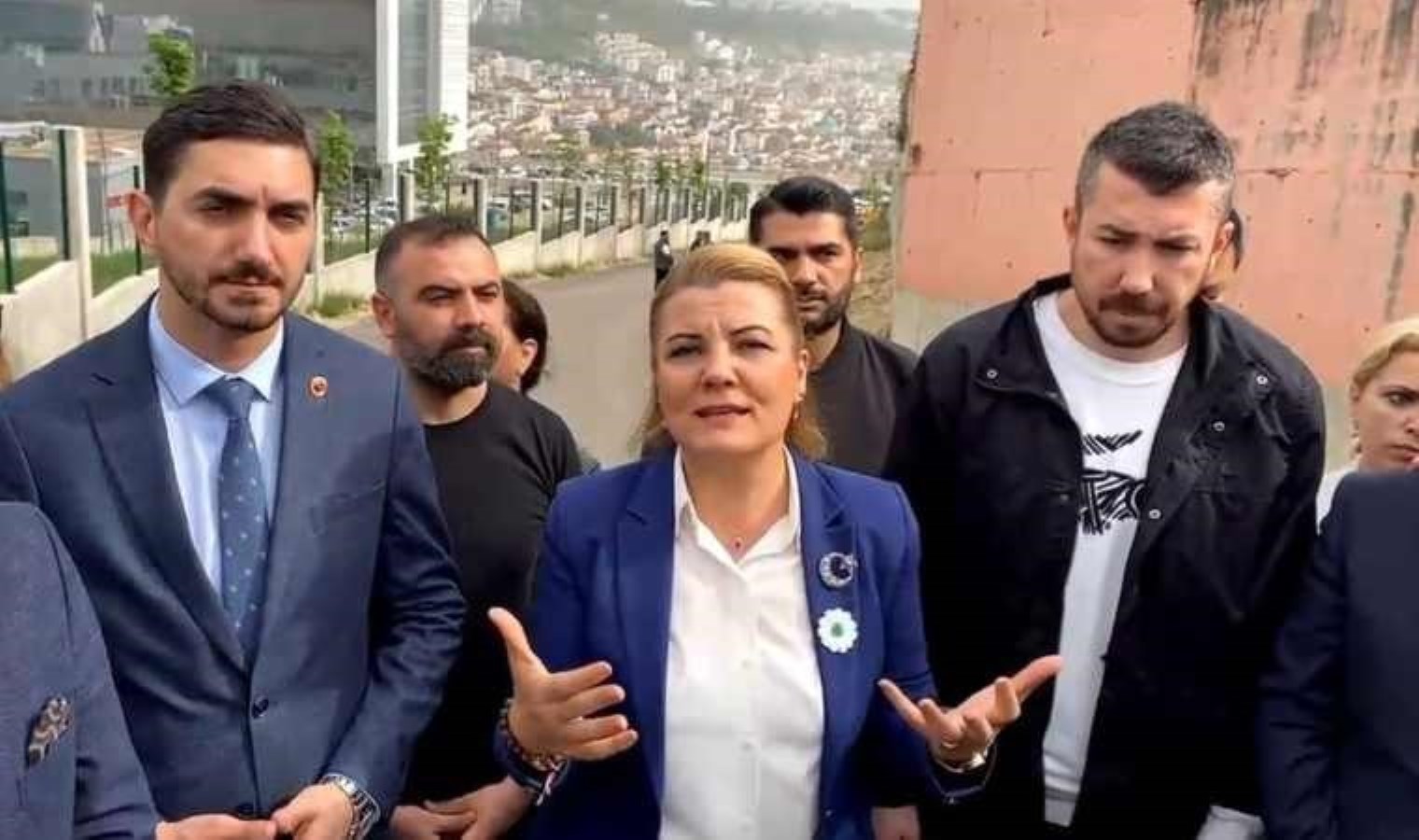 Kocaeli Büyükşehir Belediyesi İzmit Belediye’sinin çalışmasına pürüz oldu, belediye çalışanları birbirine girdi