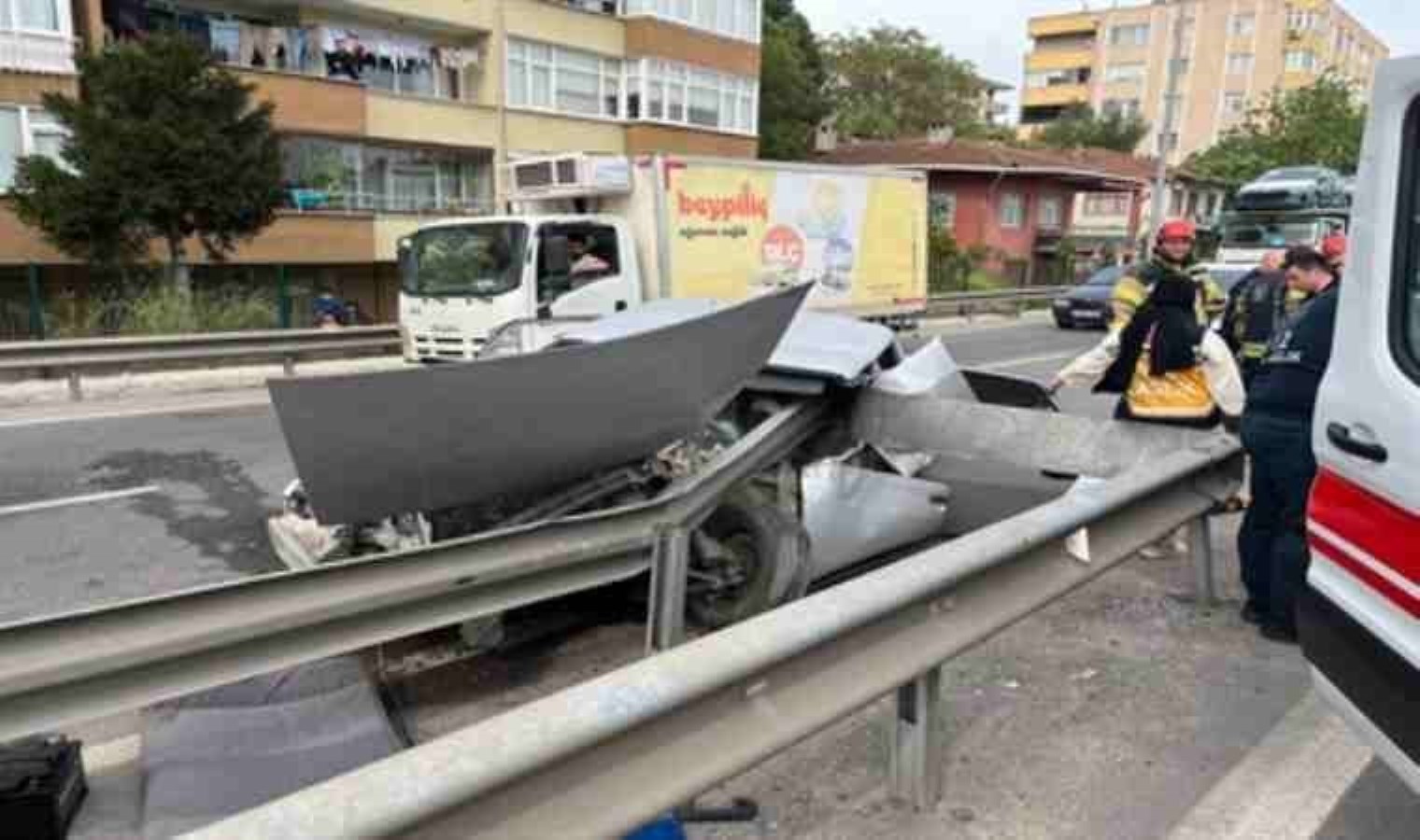 Kocaeli’nde feci kaza… Bariyerlere çarpan arabanın şoförü öldü