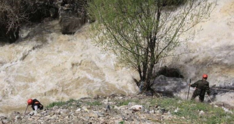 Köprüden geçmek isteyen yaşlı adam dereye düştü