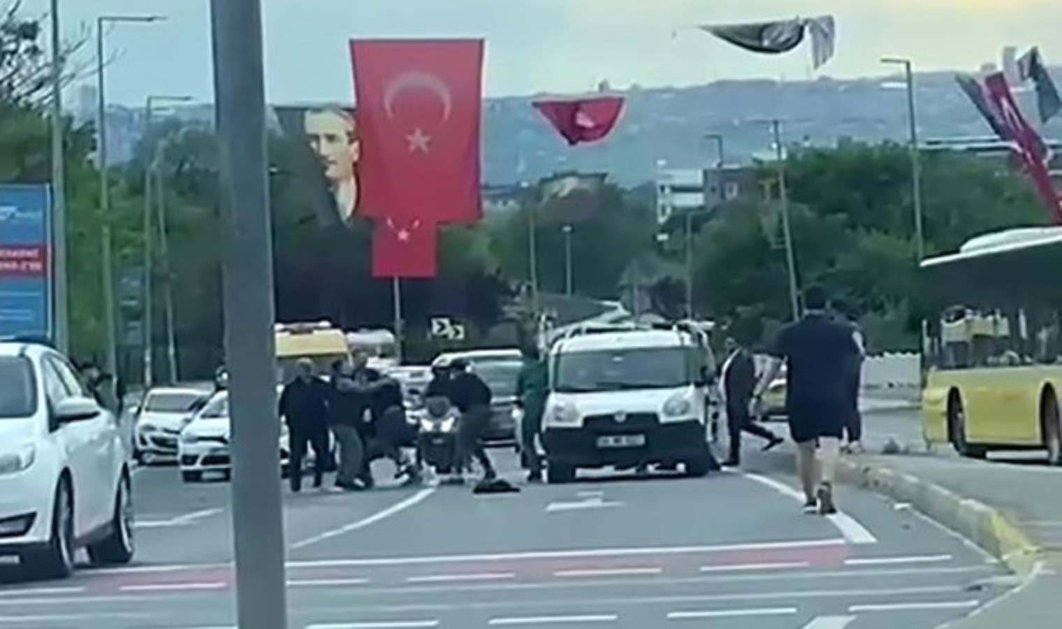 Küçükçekmece’de motosikletliler şoföre saldırdı!