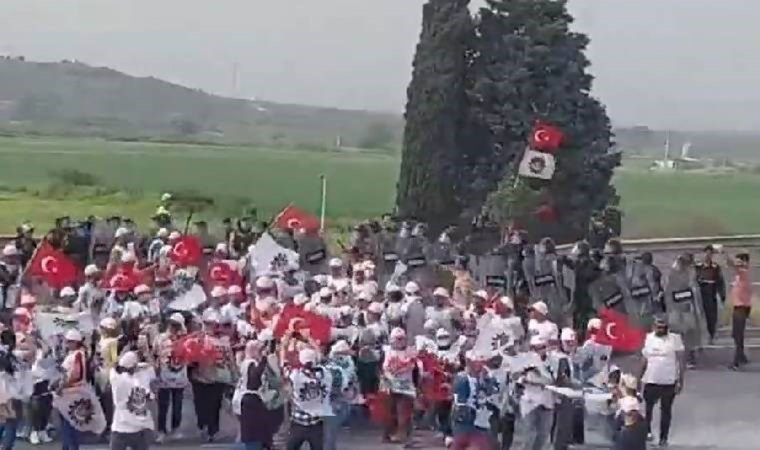 Lezita grevine jandarmadan çok sert müdahale: 8 personel hastanede, 18 kişi gözaltında