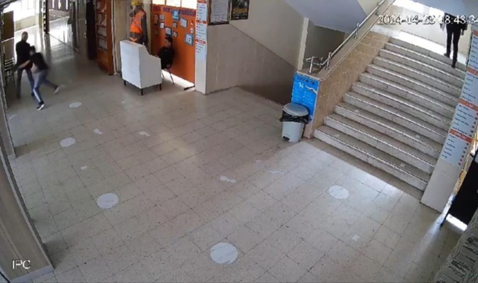 Lise öğrencisi pusu kurup öğretmeni bıçakladı!