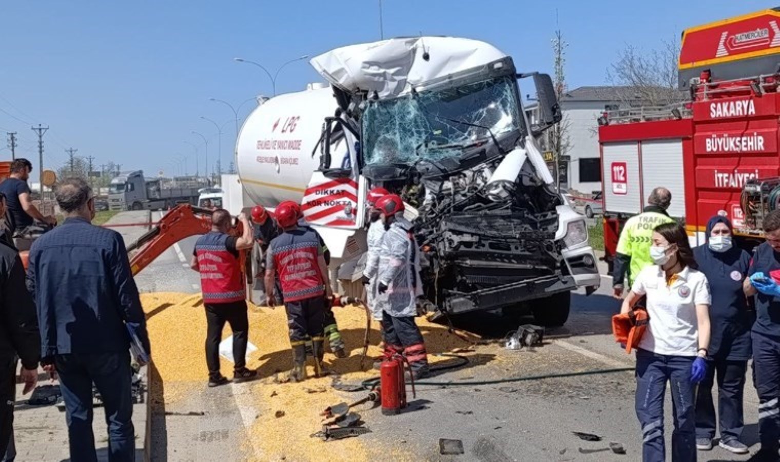 LPG yüklü tanker, park halindeki tahıl yüklü tıra çarptı: 1 meyyit, 1 ağır yaralı