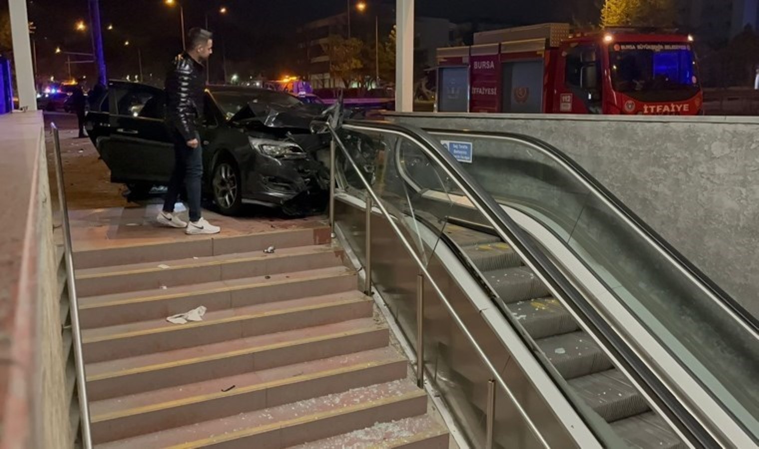 Makas atan araba metro istasyonu merdivenlerine çarptı: 4 yaralı