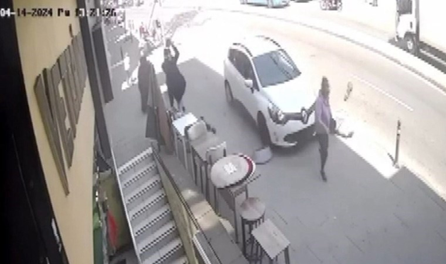 Maltepe’de araba kaldırımda yürüyen bayana çarptı: ‘Çocuklar vardı, facia olabilirdi’