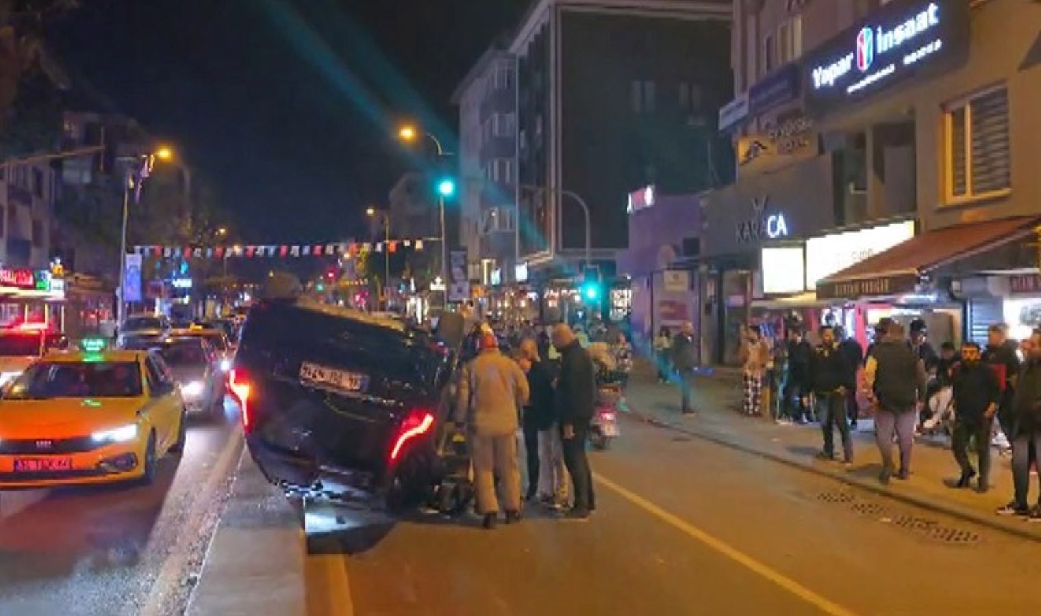 Maltepe’de park halindeki arabaya çarpan cip takla attı: 3 yaralı