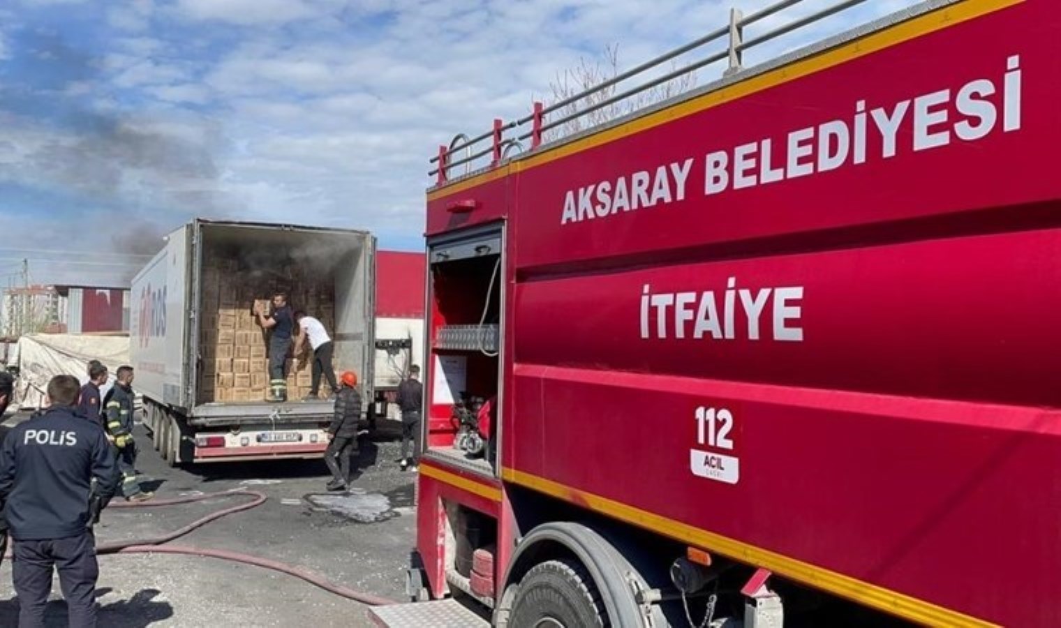 Mangal kömürü yüklü TIR dorsesinde yangın paniği